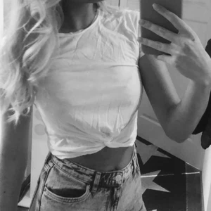 T-shirt med knut  - Fint skick Croppad 