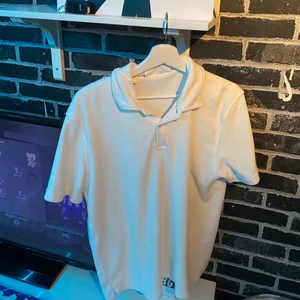 Vit frotté tröja - Tja! Säljer en Vit frotté tröja som är använd 1 gång. Den är i storlek Large. Säljs för ca 500kr i butik! Köp min för 250, i nästan sprillans nytt skick😉😃 (priset är inte hugget i sten)