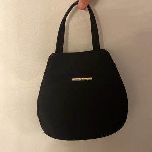 En svart jätte fin handväska ❤️ - En pracktisk hans väska som har både så man kan hänga den på Axeln och den har ett litet handtag❤️