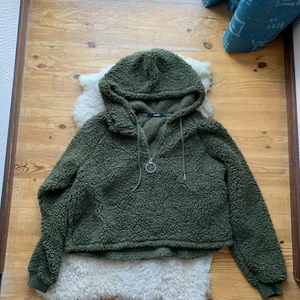 Fluffig fleece tröja - Märke: BikBok Storlek: M