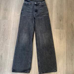 Mörk gråa Monki jeans, modell Yoko. Högmidjade vida jeans. Fint skick. Strl 24