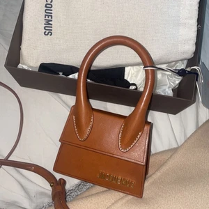 Jacquemus - Intressekoll på min söta lilla Jacquemus väska. Köpt i april på Vestiare Collective. Modellen heter chiquito leather handbag och är 12x9x3cm. Har små defekter utanpå men är absolut  inget man tänker på. Dustbag samt äkthetsbevis från vestiare tillkommer. 