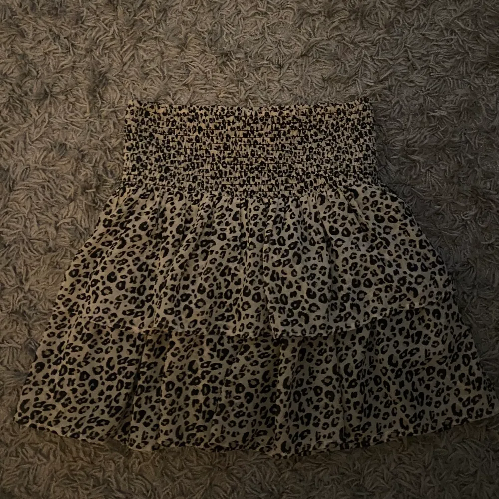 Leopard kjol från kappahl. Säljer då den inte kommer till användning. Köparen står för frakten🤍. Kjolar.