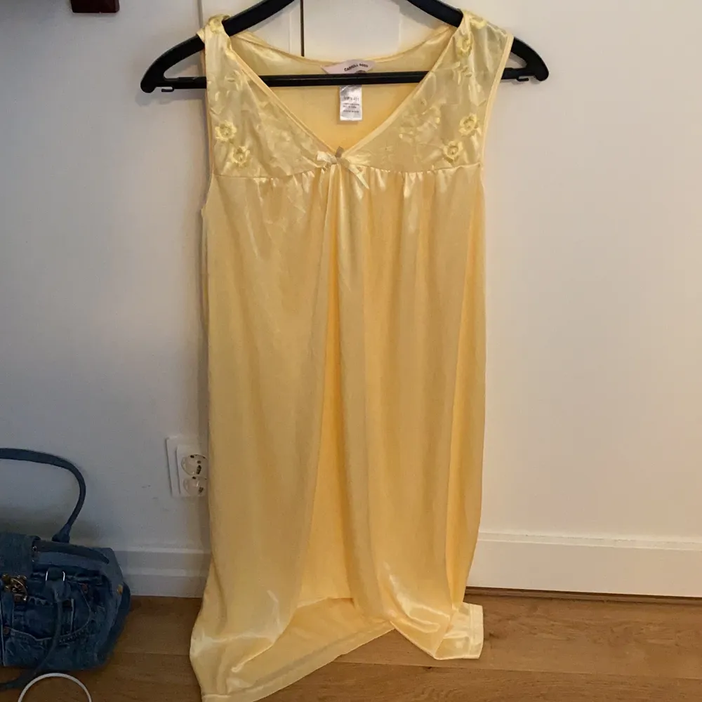 Ett silkes nattlinne som jag köpt på beyond retro! Skit fin och superskön, lite genomskinlig. Mycket vacker gul:) . Klänningar.