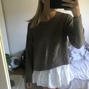 Stickad tröja  - Jättefin grå/brun stickad tröja från hm, använd men har inga defekter. Storlek M men passar även S. Frakten ligger på 49kr och är spårbar!☺️