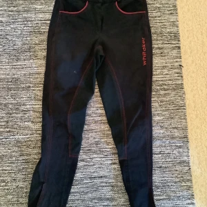 Ridbyxor storlek 164  - Ridbyxor  Tror det är storlek 164. Mått kan fås. Ska kolla märket. Lapp bortklippt på storlek. 