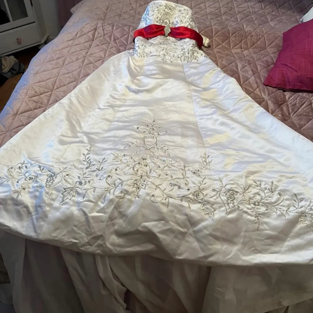 Så snygg bröllopsklänning Xs-m kan ha den då det är korsett knytning bak . Klänningar.