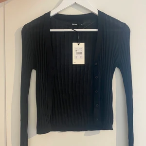 Kofta BIKBOK - Svart tunn kofta/topp ifrån bikbok i storlek xs, aldrig använd pga för liten, köparen står för frakten