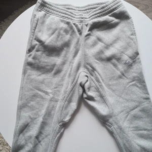 Nike mjukisbyxor  - Ett par mjukisbyxor från nike. Bra skick i storlek M Nypris 500