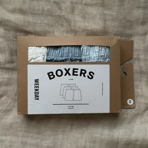 Weekday shorts/boxers - 3-pack oanvända boxers, köpta på herr-avdelningen men passar alla! Storlek xs, säljer då jag köpte fel storlek. Supersköna och perfekta att sova i eller matcha till en outfit (sista bilden inspo-bild!!!). Köpta för 320kr nypris 🤍