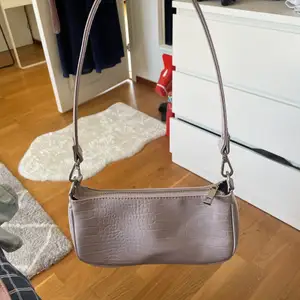 En gulliga, ljuslila handväska i bra skick!💜💜 köparen står för frakt