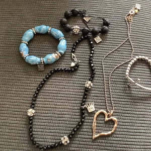 Smycken  - Massa smycken säljes för 60 kr pluse ev frakt. 