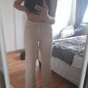 Byxor - Dena byxor passa bra med alla ljusa färger och några av mörka färger