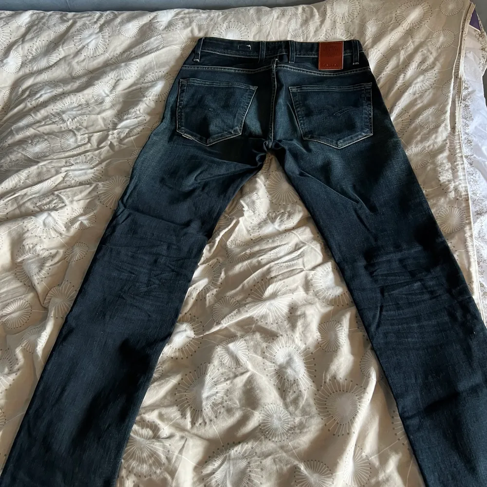 Jeans från Salsa. Känd butik i portugal. Dessa jeans sitter riktigt bra och skulle säga mer att länden är som 32 och inte 34. Färgen är mörkgrön. . Jeans & Byxor.