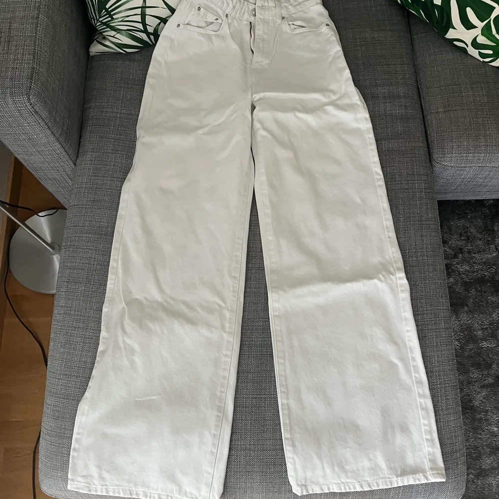 Ett par vita jeans från Gina Tricot i storlek 36. Jättefint skick och bara använda 3 gånger. Du står för frakt.. Jeans & Byxor.