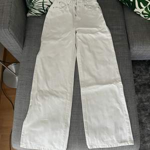 Ett par vita jeans från Gina Tricot i storlek 36. Jättefint skick och bara använda 3 gånger. Du står för frakt.