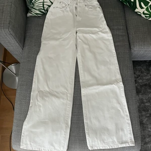 Vita raka jeans - Ett par vita jeans från Gina Tricot i storlek 36. Jättefint skick och bara använda 3 gånger. Du står för frakt.