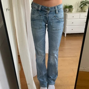 Lee jeans - ❕Bud är bindande❕Lågmidjade jeans från Lee med fickor bak och fram<3 midja:80 cm innerbenslängd:84 cm Köp direkt för 300+frakt