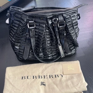 Burberry väska - Har tyvärr inget kvitto kvar men dustbagen och burberrykort är med! 