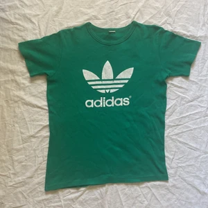 snygg vintage tshirt - tshirt från adidas bra skick förutom trycket är lite sprucket. Barnstorlek 164 men passar en XS/S. Köparen står för frakt. 💕