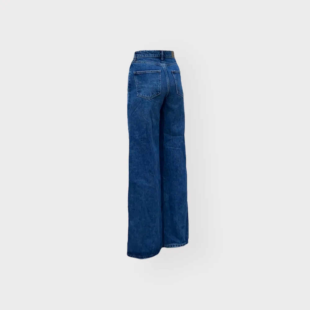 Coola wide leg jeans från Gina Tricot 🙌🏼 Högmidjade och långa i benen, innerbenslängd 79 cm. Superfint skick!. Jeans & Byxor.