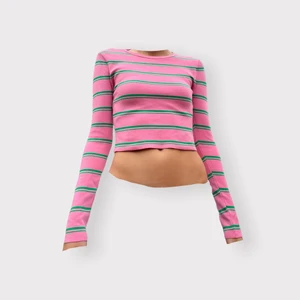 Zara randig tröja - Söt randig tröja från Zara! Superfint skick, endast använd någon enstaka gång 🌸 Storlek M men skulle säga att den är som en S! 