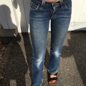 Superfina low waisted bootcut lee jeans. 😍 Perfekta i längden för mig som är 165, men säljer pga att de är för små. Midjemått: 70cm. Har inte budgivning längre, så hör av dig om du vill köpa för 300kr. Frakt tillkommer💗💗