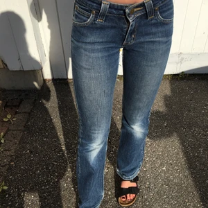 Låga lee jeans - Superfina low waisted bootcut lee jeans. 😍 Perfekta i längden för mig som är 165, men säljer pga att de är för små. Midjemått: 70cm. Har inte budgivning längre, så hör av dig om du vill köpa för 300kr. Frakt tillkommer💗💗
