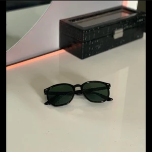 Solglasögon - Svarta solglasögon som jag aldrig använt, fint skick.