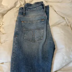 Säljer mina fina tiger of Sweden jeans i modellen MEG. Byxorna är i storlek 27/32 och är mycket sparsamt använda. Fler bilder finns ifall så önskas💌 ordinarie pris är 1500 kr, säljer för 500 inkl frakt❤️‍🔥❤️‍🔥