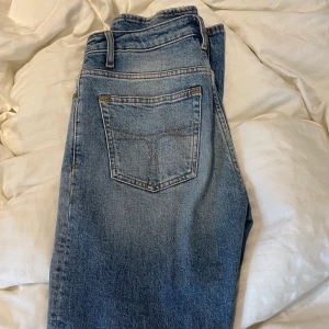 Tiger of Sweden jeans  - Säljer mina fina tiger of Sweden jeans i modellen MEG. Byxorna är i storlek 27/32 och är mycket sparsamt använda. Fler bilder finns ifall så önskas💌 ordinarie pris är 1500 kr, säljer för 500 inkl frakt❤️‍🔥❤️‍🔥