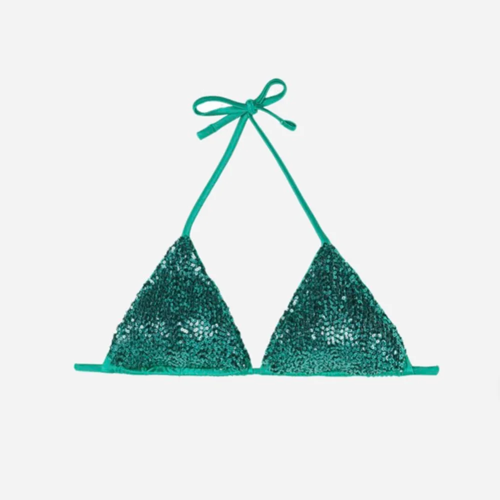 En helt ny och oanvänd triangel bikini överdel från Calzedonia. Jättefin grön topp med paljetter💚✨ Säljer på grund av att den är för liten för mig. . Övrigt.