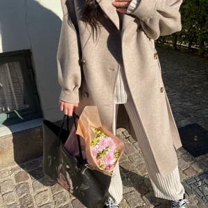 Beige Kashmir kappa - Beige Kashmir kappa från HMs premium kollektion. Köpt för 1299kr nypris.  Använd ett fåtal gånger så i nästintill nyskick.  