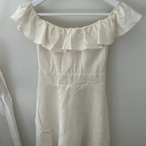 Zara vit klänning - Klänning som är buren 3 gånger från zara, storlek S men är liten i storlek så skulle säga att den är xs. Fin rosett man knyter bak resår i rygg och är off shoulder 