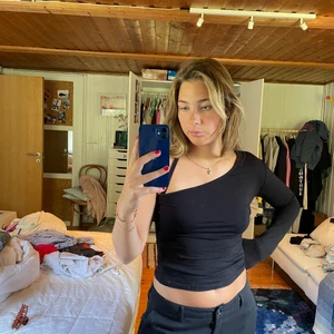 Svart topp - Topp från monki! Simpel svart topp med coola detaljer😍 storlek S och sitter tajt så passar även en XS skulle jag säga. Skriv om du har frågor🥰