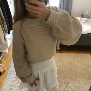 Beige stickad tröja - Säljer min fina omtyckta beiga stickade tröja från H&M! Köpt för 300 kr, säljer för 150💕 