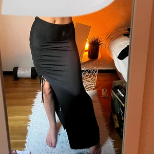 Långkjol/ klänning - Går lika bra att använda som bandeau klänning. Är 171 för referens. Pris går att diskutera och köparen står för frakten!