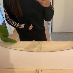 Tröja  - Tröja köpt i polen på en av deras egna butiker reservd, Storlek Xs🌸