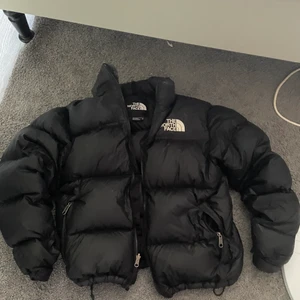 The north face jacka - Köpt förra vintern i herr storlek S. Passar på mig som är Xs/S om du vill ha den lite oversized. Bra skick. Nyrpis 3750kr