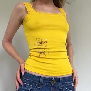 Linne med rhinestones och spets - Linne med rhinestones och spets💛 I perfekt skick. Frakt tillkommer🌟