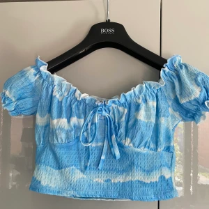 Söt croptop - Söt ljusblå crop top från Pretty little thing, fortfarande lappen kvar