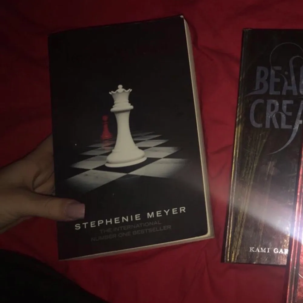 !Romance Books/Romantic Böcker! Fri frakt/Free shipping S = Swedish/Svenska, E= English/Engelska - Beautiful Creatures 3 (Grön/Svarta) S 120kr - Beautiful Creatures 4 (Röda) S 124kr - Breaking Dawn E 110kr Både/Both Beautiful Creatures 3 & 4 = 235kr . Böcker.