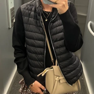 Moncler jacka - Säljer nu min moncler cardigan i färgen svart sol jag köpte förra hösten, den är i jättebra skick och äkthetsbevis finns. Säljer för jag tröttnat på jackan men den passar mig väldigt bra som har både s och m i kläder! Köpte den för ca 7500kr 