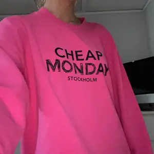 Säljer denna cheap monday tröjan då den aldrig kommer till användning. Den är köpt här på Plick. !!KLICKA INTE PÅ KÖP DIREKT!!