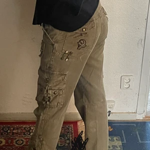 Ryd y2k cargo jeans  - Köpta secondhand för 200 kr i bra skick, använd två gånger sen dess, super sköna, storlek M ( sitter som M ) men man kan ha de som oversize jeans för S,säljs för 175 kr istället + frakten ( pris kan diskuteras) första som skriver/köper får den helt enkelt