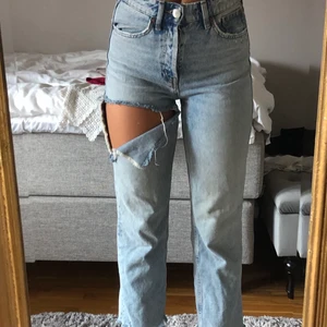 Högmidjade zara jeans - Högmidjade ljust tvättade zara jeans med ett snyggt hål på. Slutar vid ankeln på mig som är 175 cm. Strl 34. Skriv privat om intresserad❤️