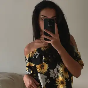 Svart offshoulder topp med solrosor i storlek 34 från Gina Tricot😍🌻 Perfekt för sommaren💕 (köparen står för frakt)  