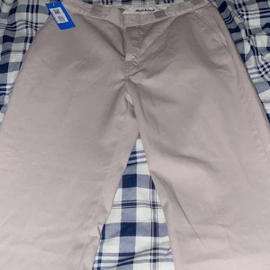 Dickis workpants - Säljer dessa populära dickies byxorna i en jätte söt rosa färg, säljer pga av alldeles för fel storlek men dem är som nya! Önskar att dem passade men bättre att dem går till användning någon annanstans än o ligga och skräpa i min garderob🥰  köpta för 600!