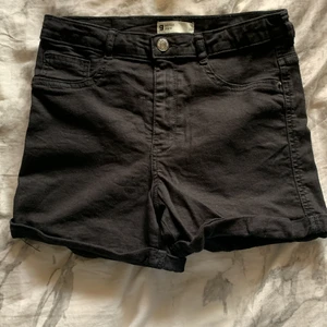 Svarta jeansshorts  - Jeansshorts från Gina. 