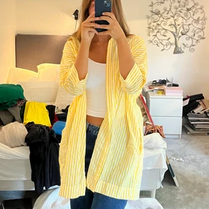 Skjorta från & Other stories  - Fin lång skjorta från & Other stories som också kan användas som klänning. Köpt för 2-3 år sedan men aldrig kommit till användning! 